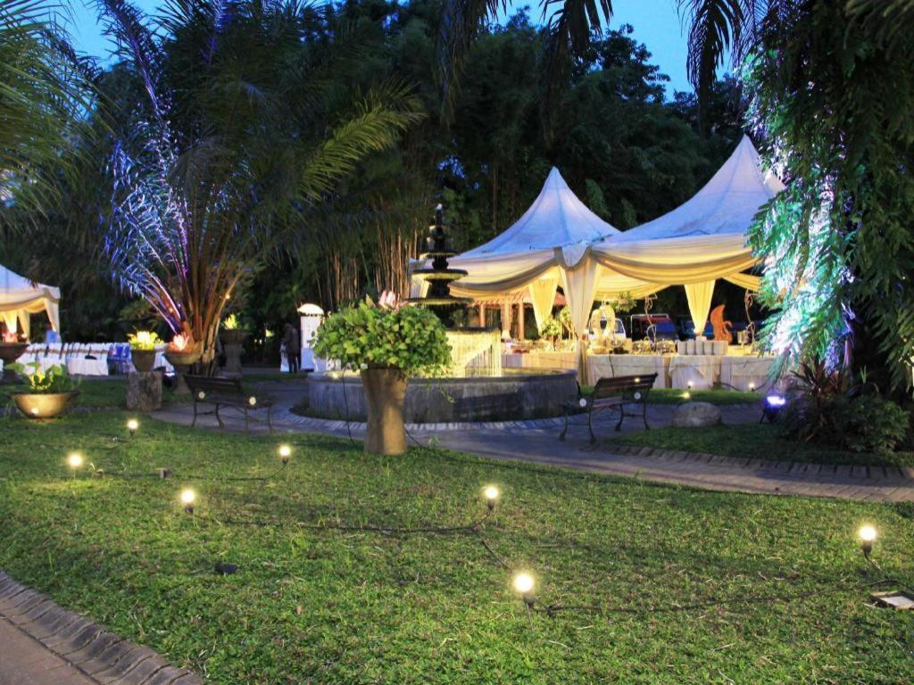 โรงแรมนาริตะ คลาสสิค สุราบายา ภายนอก รูปภาพ